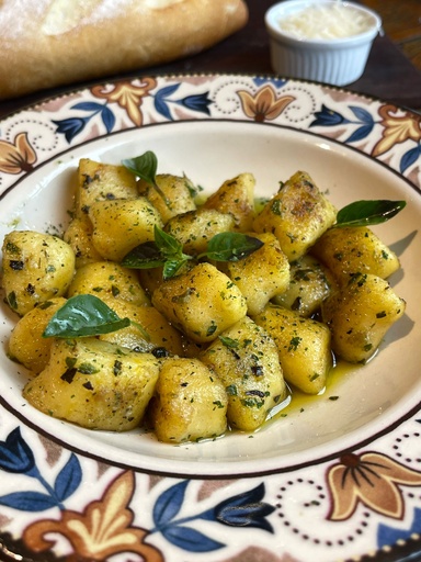 Gnocchi de Mandioquinha ao Molho Pesto